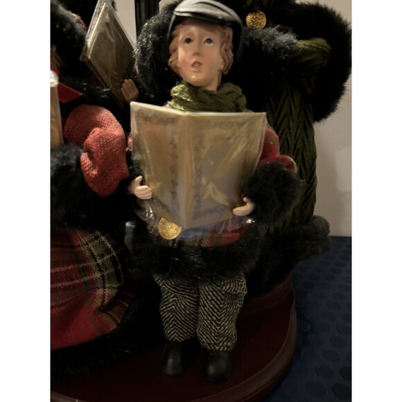 Valerie Parr Hill QVC Dickens Carolers Christmas Family Lamp Post & Base 2013 - Picture 4 of 16
